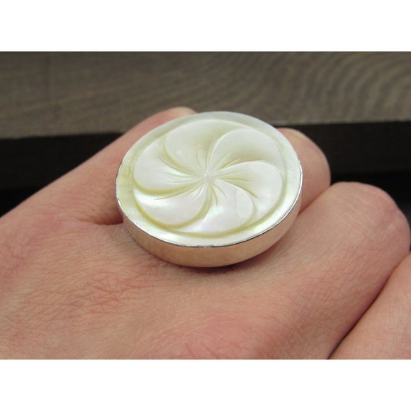 Size 7.5 Sterling Silver Stunning Floral Large Carved Shell Band Ring - Picture 2 of 6